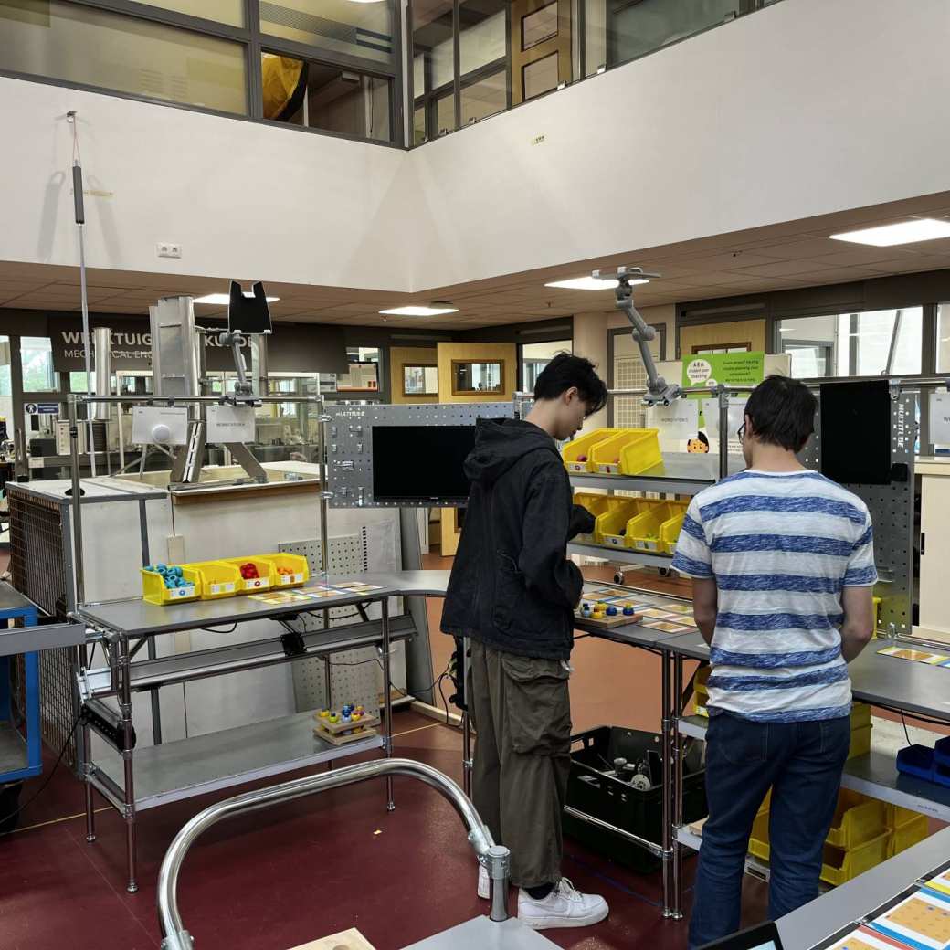 Studenten bij de U-shaped Cell