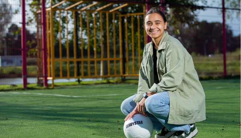 Yade Acem is derdejaars Bio-informatica en topsporter. Ze droomt van een carriere als international voor Turkije