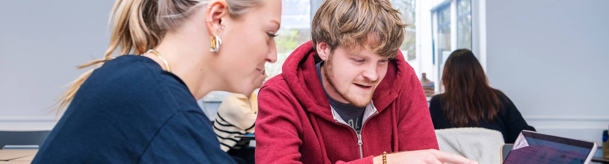 Leraar FastSwitch onderwijs kijkt mee met studenten.
