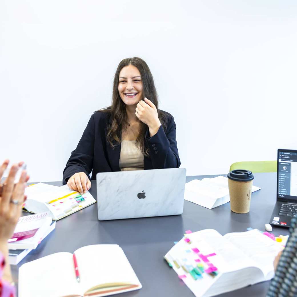 Studenten overleggen in een projectgroep