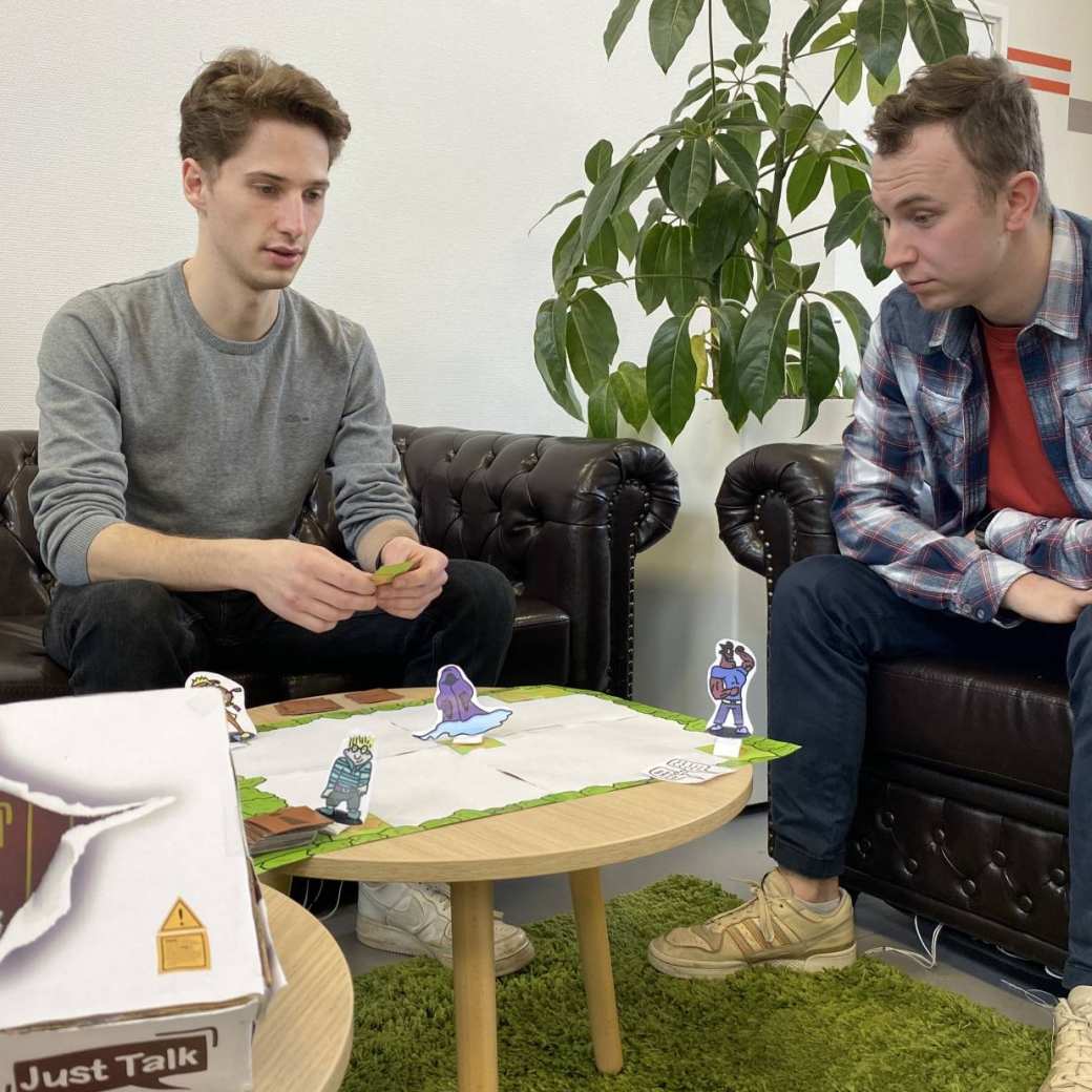 Student Niels speelt het spel met een medestudent