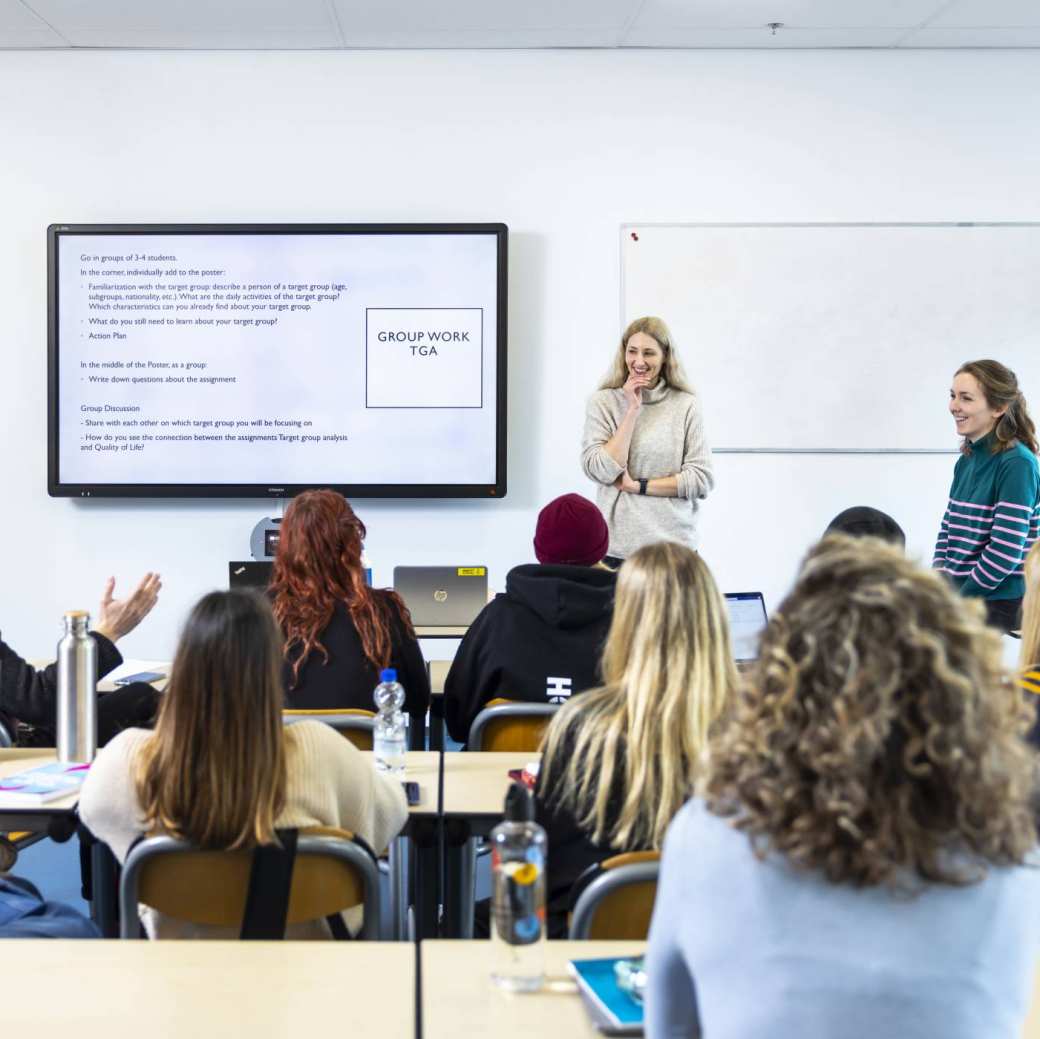 International Social Work, klas, college, 2 docenten, vrouw