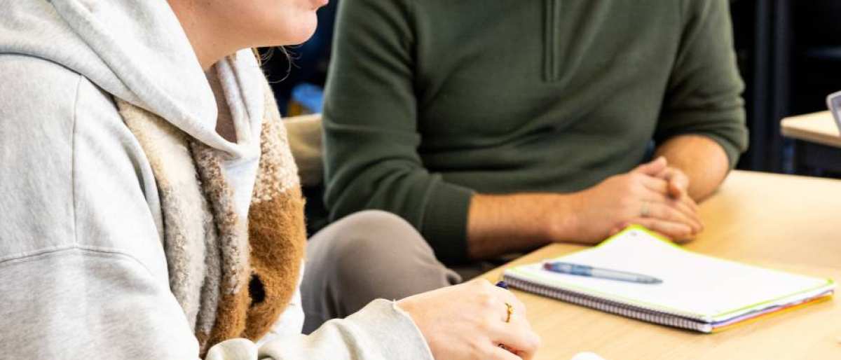 AMM LLO studente Lot licht iets toe aan medestudenten