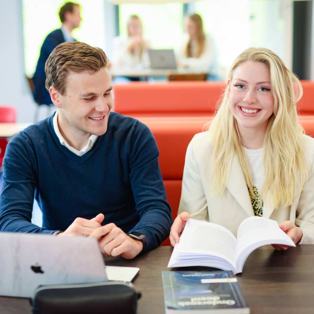 2 HAN studenten Human Resource Management overleggen in een leslokaal