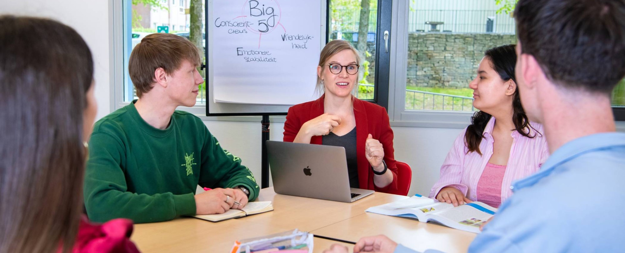 Studenten van HAN Toegepaste Psychologie krijgen uitleg van een docent