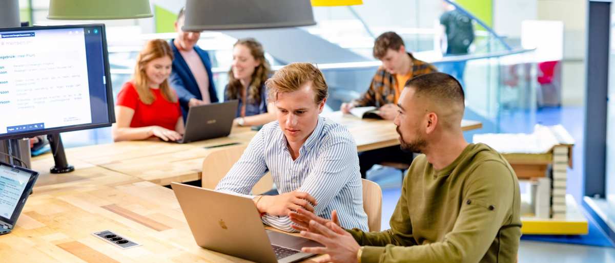 Facility Management, foto 8219, studenten aan het werk op de laptop, samenwerken
