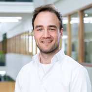 KP 35, beginnend baardje, wit t-shirt, witte blouse