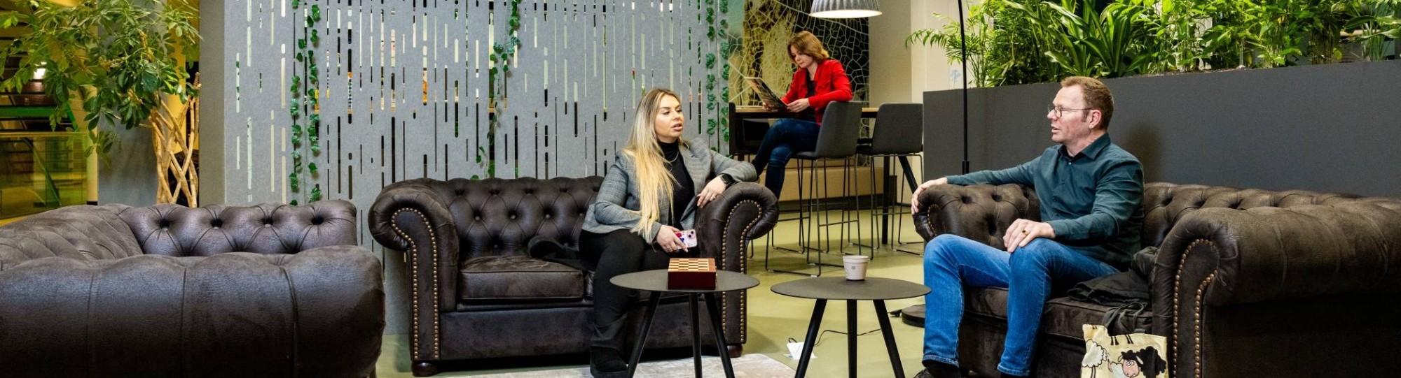 Studenten van de master Human Capital Innovation lopen in de gang op de HAN-campus