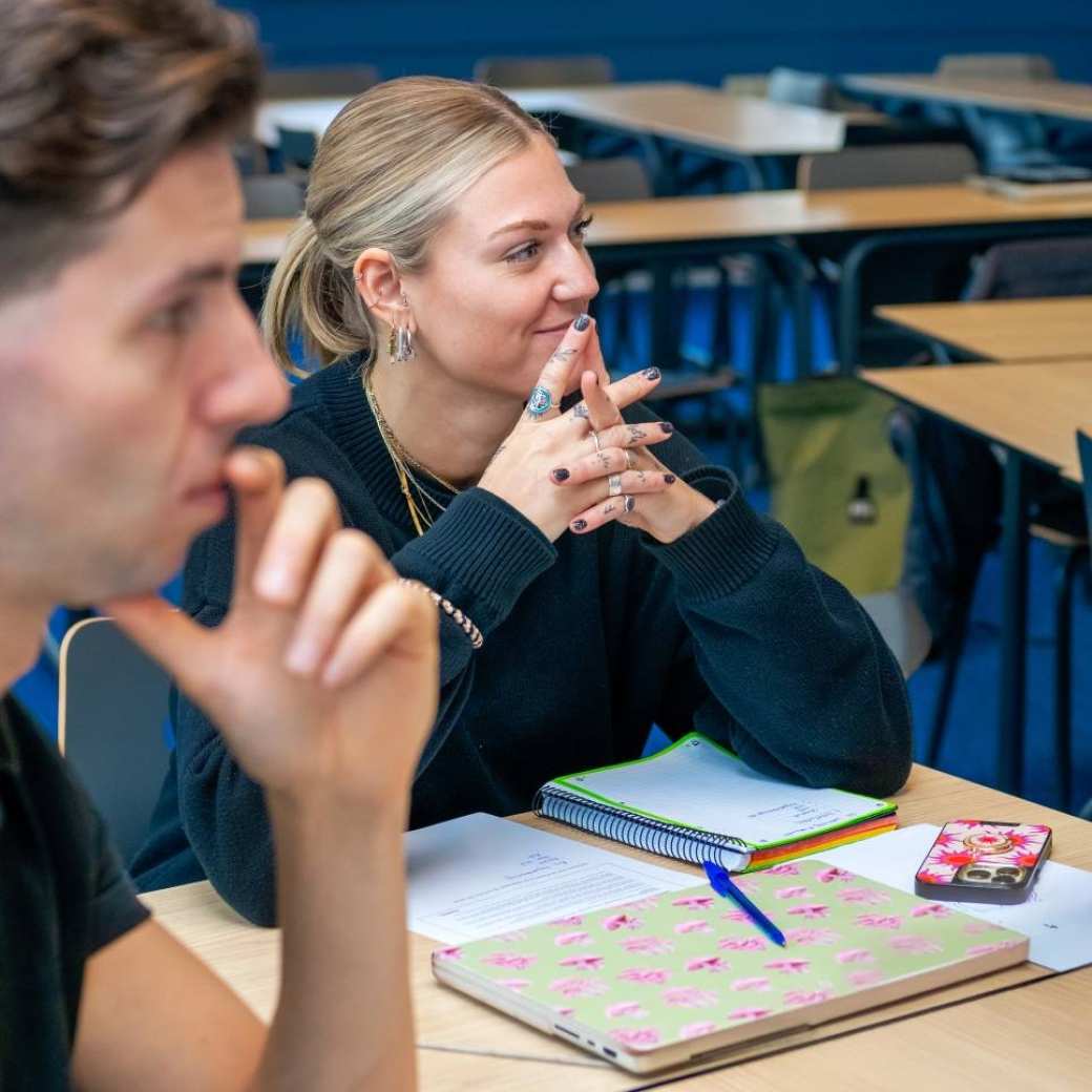 AMM LLO studenten Glenn en Isa tijdens les Social Work deeltijd