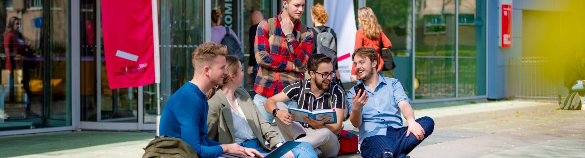 Studenten van Learning and Development in Organisations buiten in de zon
