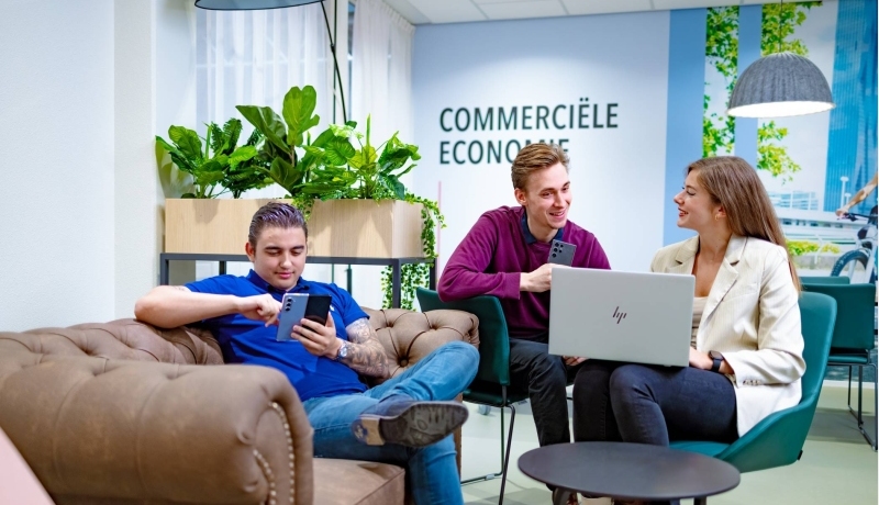 Studenten Commerciële Economie in overleg op de HAN.