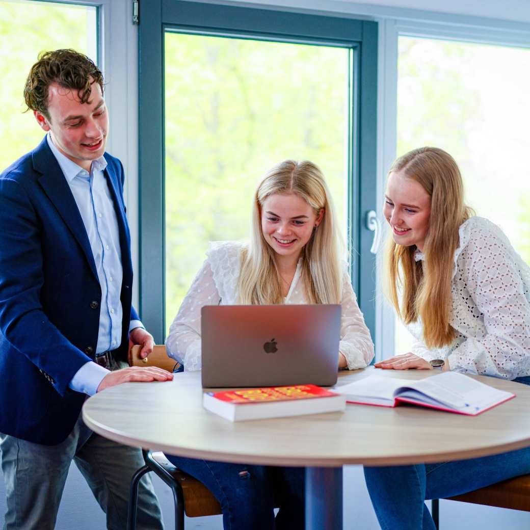 Human Resource Management HRM, foto 3186, docent geeft uitleg aan studenten, met laptop