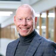 KP 35, blauw-grijze trui, blauw-grijs geruit kolbert