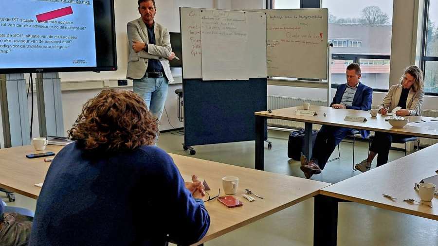 Fred de Jong geeft presentatie