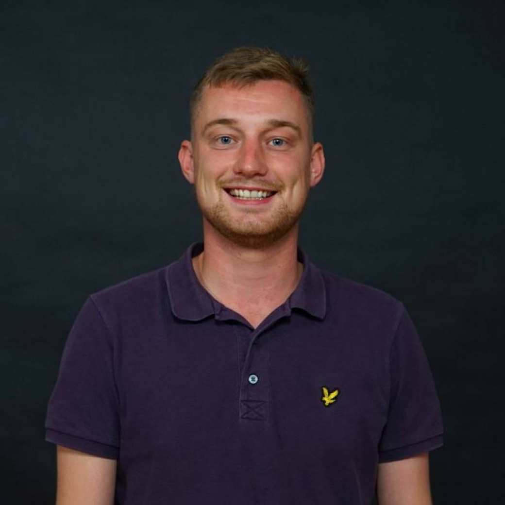 Een portret van Thomas. Medewerker van Green Office. Zwarte achtergrond.