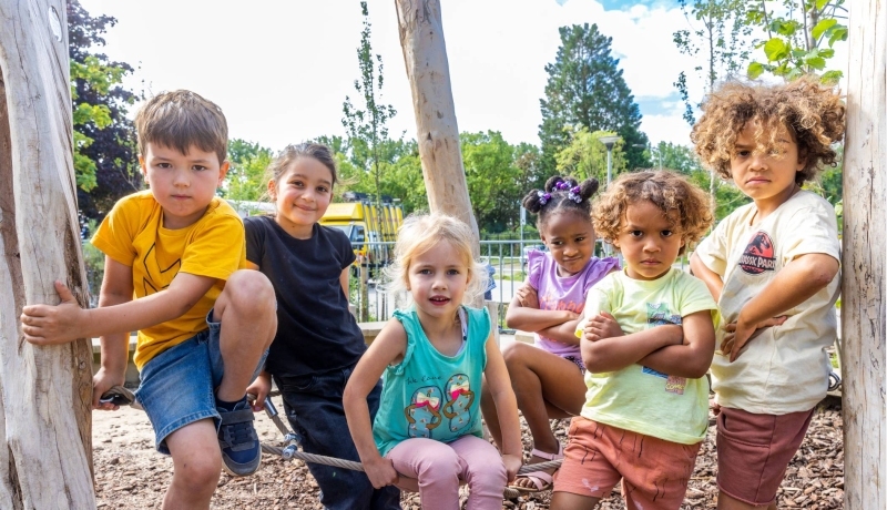 Kinderen in speeltuin