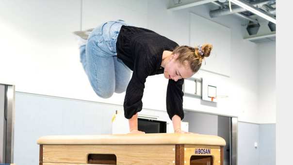 Student PMT springt over de bok tijdens praktijkles