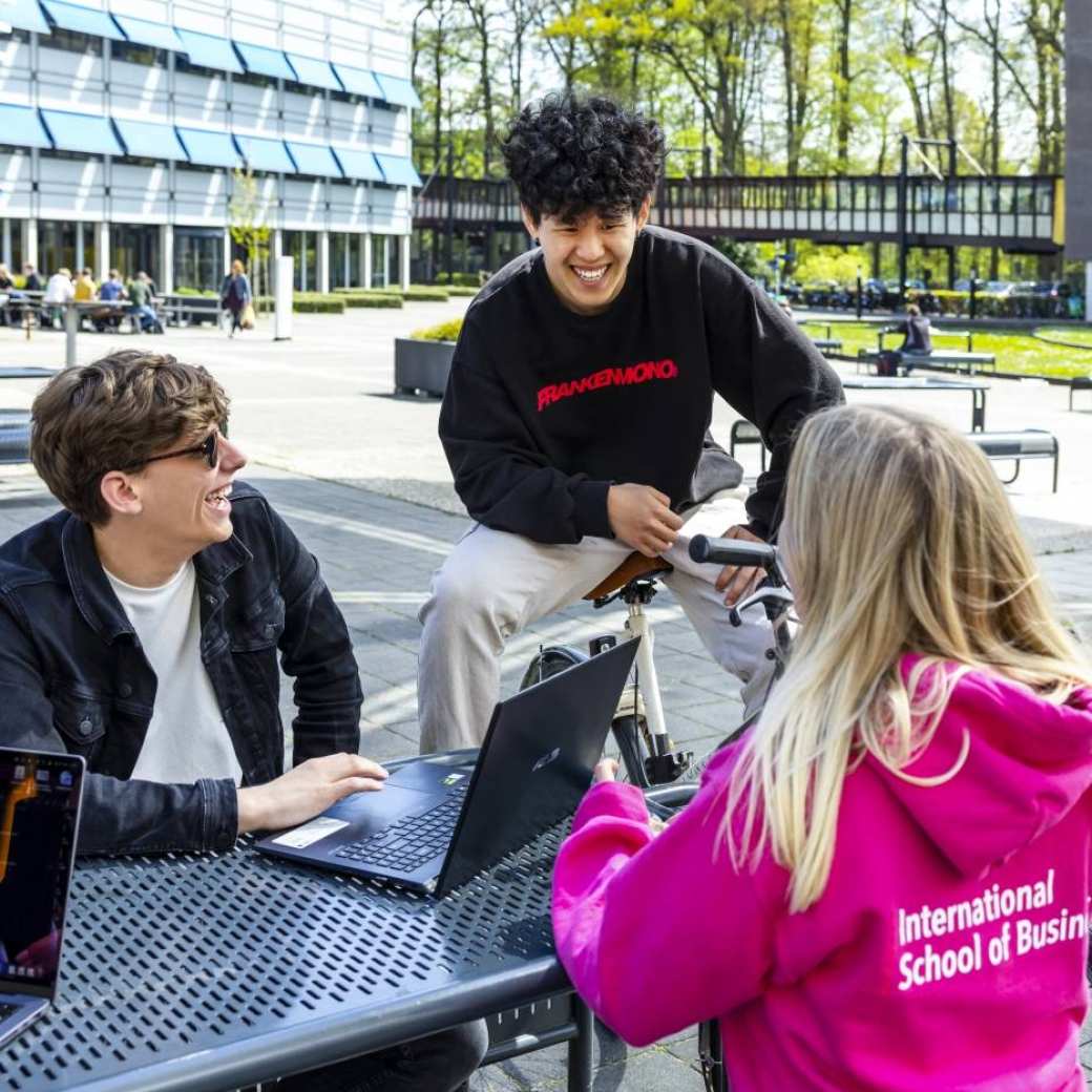 International Business-studenten nemen pauze op de HAN-campus in Arnhem