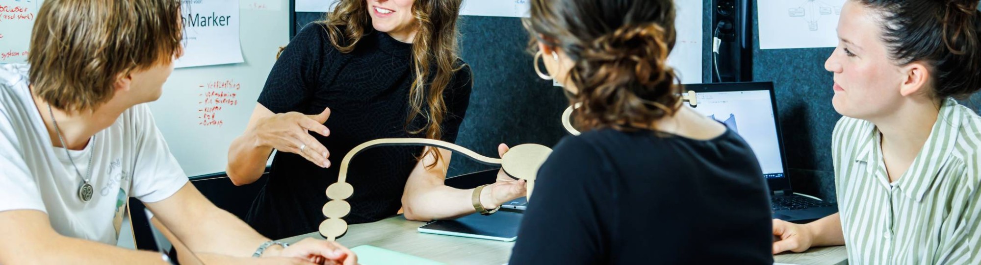 Studenten Industrieel Product Ontwerpen IPO werken samen aan een design project: Pepijn, Iris en Laila met docent Sylke