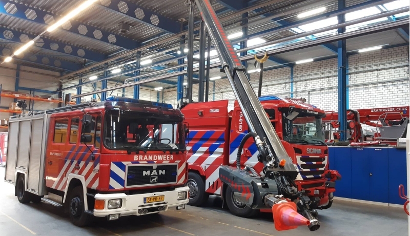 Twee brandweerauto's. Groep Automotive studenten van 1e-jaars project When Every Second Counts (WESC) gingen op bedrijfsbezoek bij Kenbri. Zij produceren en ontwerpen brandweerauto’s.