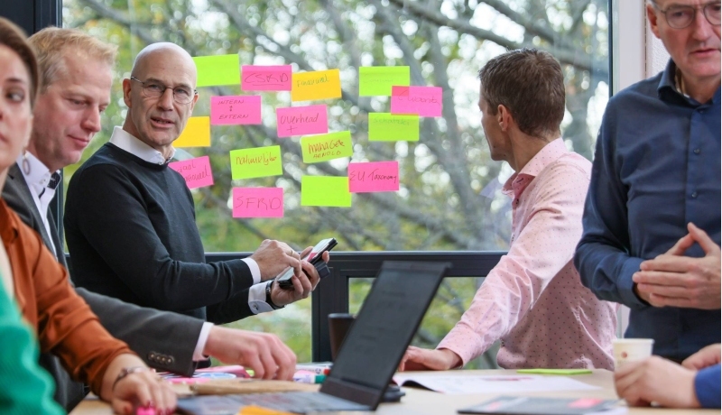 Collega's van het Centrum Meervoudige Waardecreatie in overleg en aan het werk.