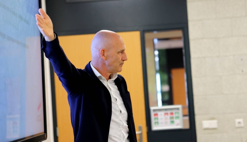 Paul Brouwer geeft les aan professionals in de cursus Aan de slag met CSRD. Locatie R31.