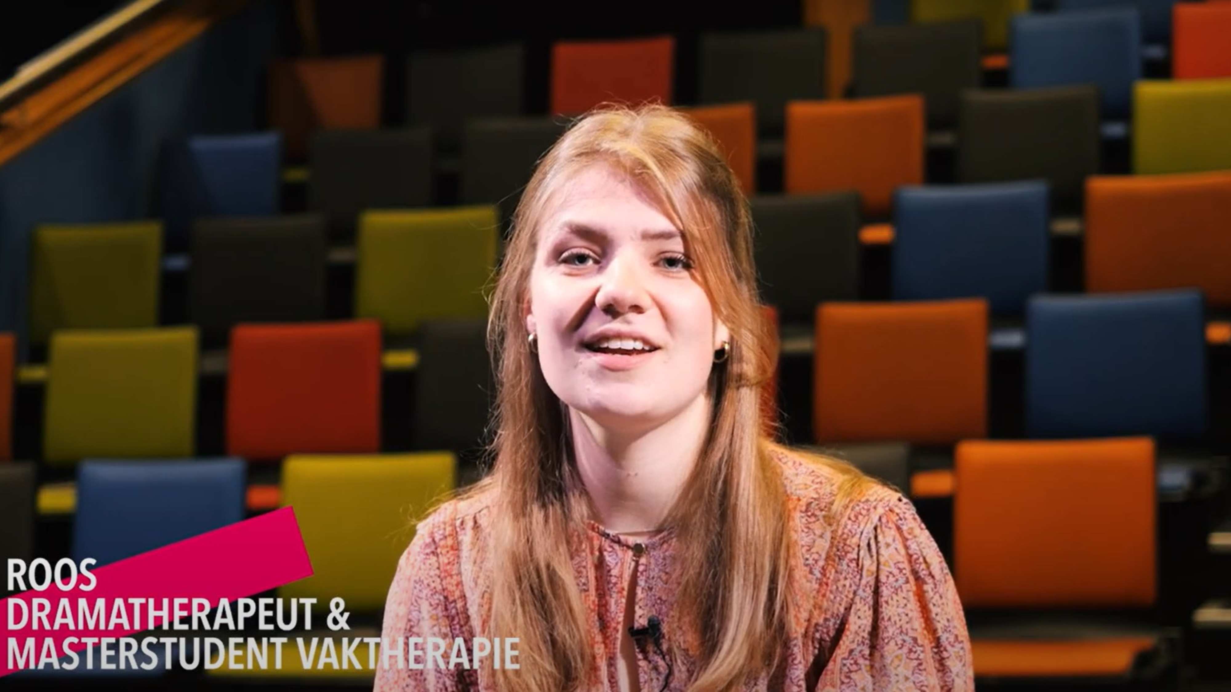 Master dramatherapie twee studenten met handpoppen