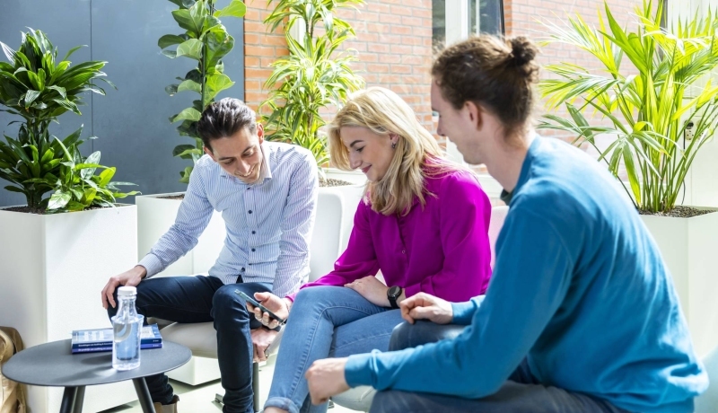 studenten Ad accountancy deeltijd in overleg in de hal van de HAN Arnhem, finance, financieel, AFEM