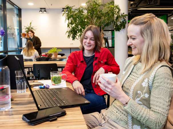 Bedrijfskunde deeltijd, studenten werken samen in de Hangar met laptops en koffie  