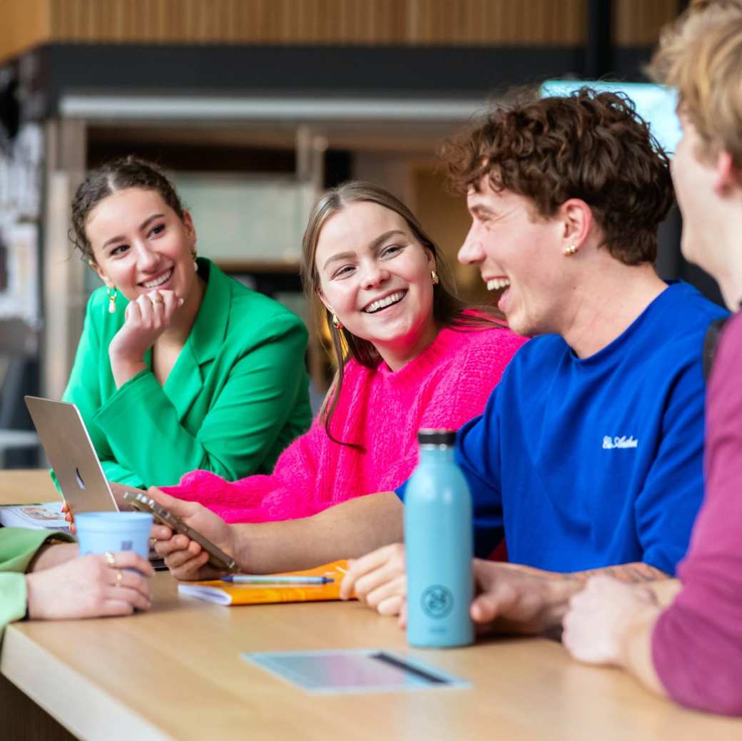 Studenten lachen naar elkaar. 
