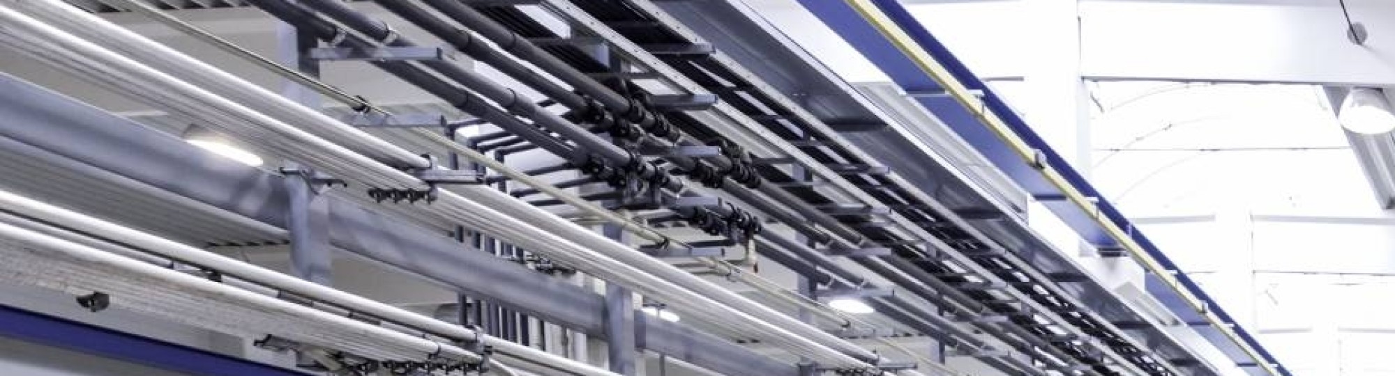 Productievloer in fabriek met robots