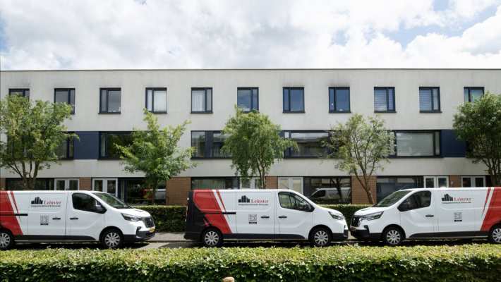 Foto van drie bestelbusjes in een woonwijk