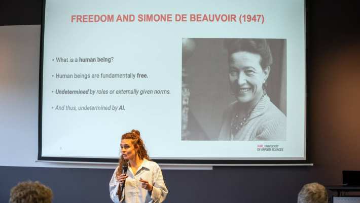 Associate lector Business Ethics Kim Meijer presenteert bij DEMAND over filosoof Simone de Beauvoir