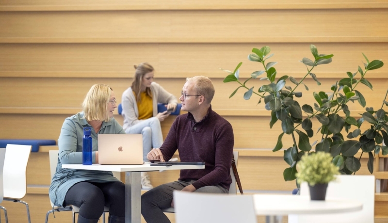 Een deeltijdstudent in gesprek met een medewerker van HAN Employment.