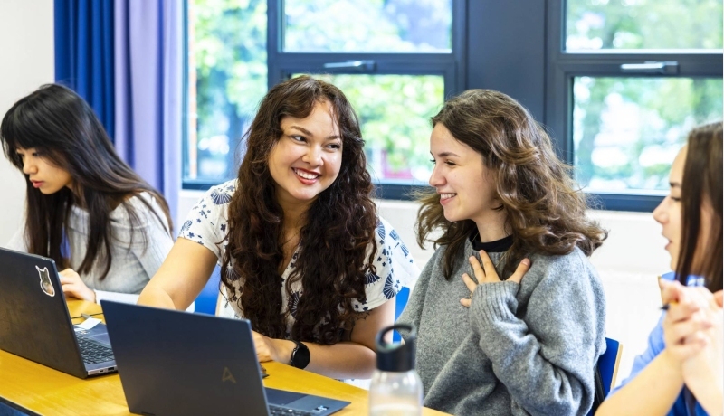 Drie studenten van de master Circular Economy luisteren aandachtig naar de les