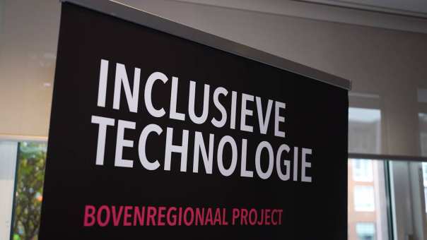 Screenshot van een video, je ziet een banner met daarop 'Inclusieve Technologie' 