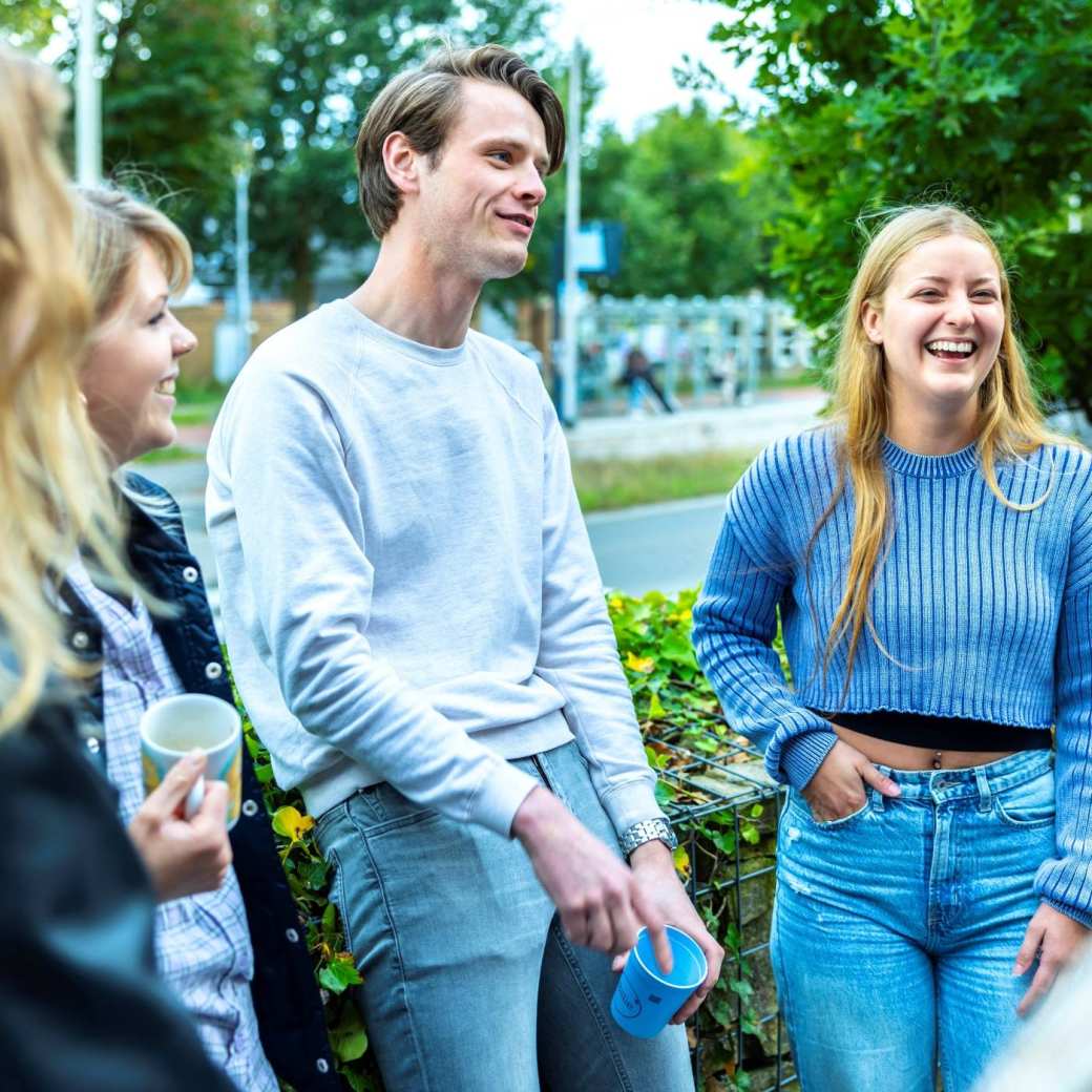 Studenten HAN staan buiten samen en lachen