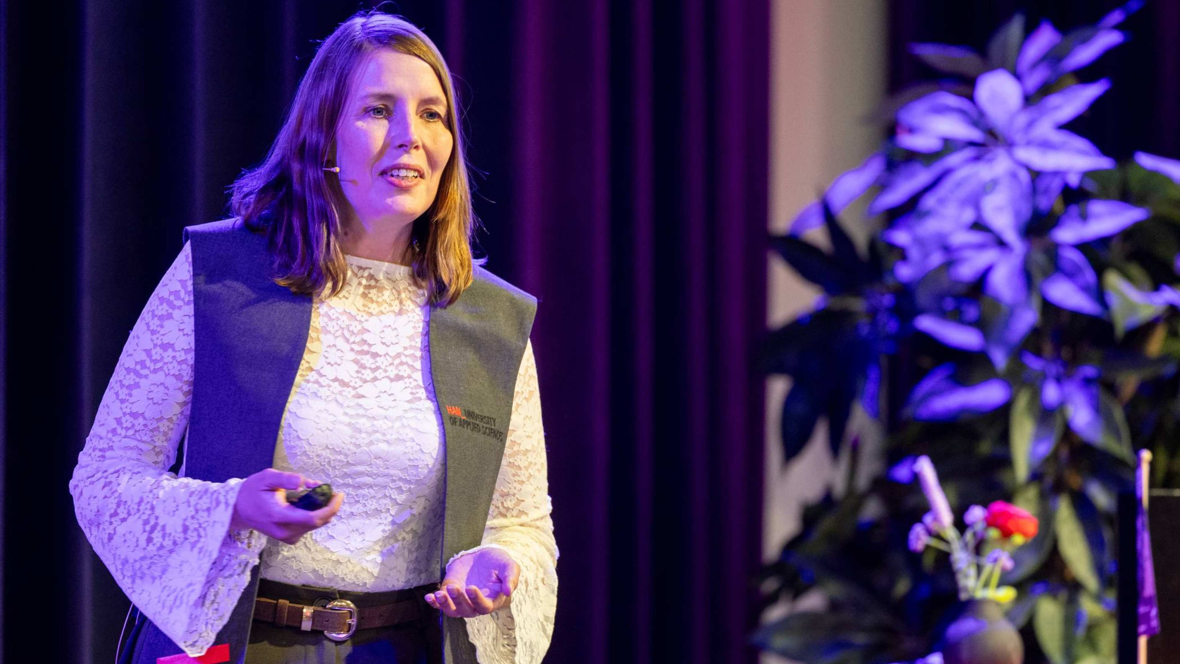 lector Marloes Kleinjan met toga die haar rede houdt 11 juni 2026