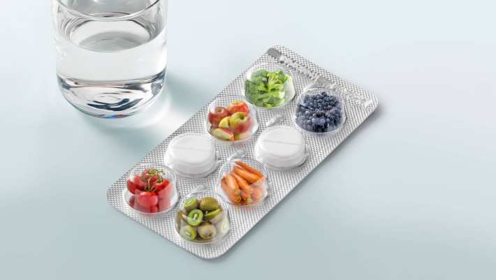 Een pillenstrip en een glas water