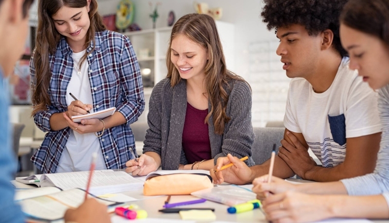 tijdlijn maken met stift op het raam