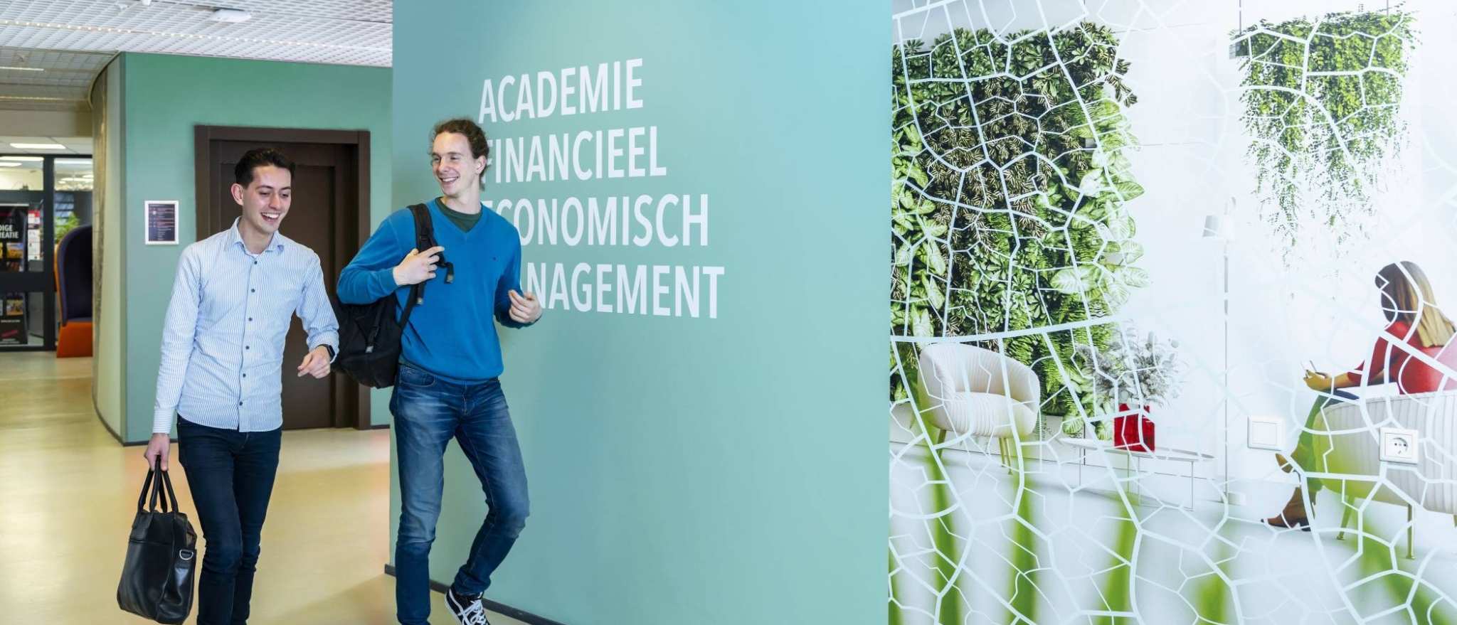 studenten accountancy deeltijd in de hal van HAN Arnhem, finance, financieel, AFEM