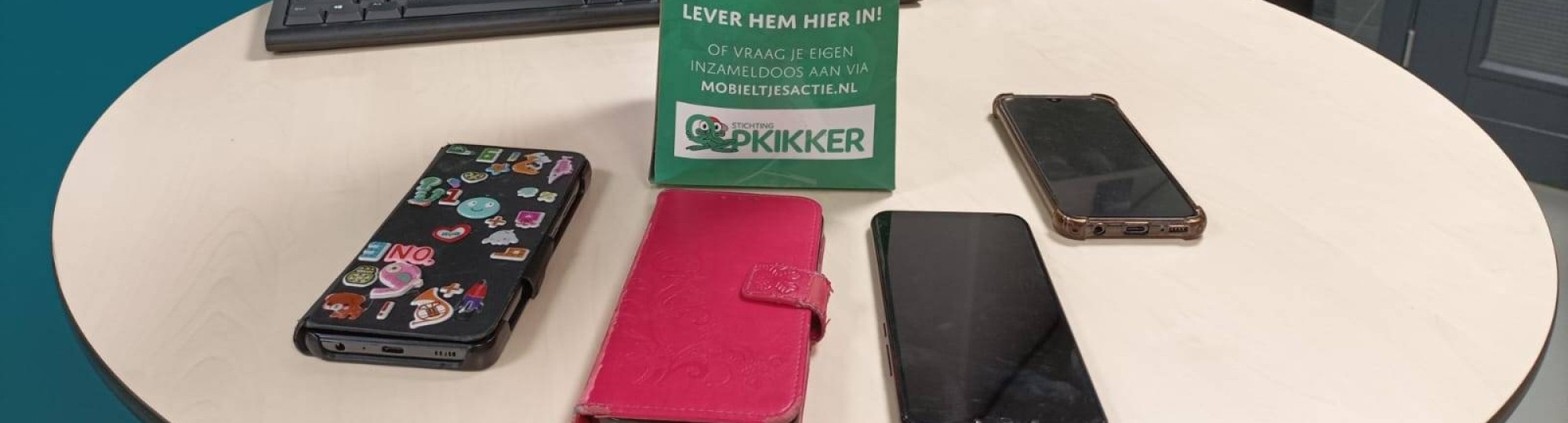 Verouderde of kapotte modellen mobieltjes leveren medewerkers van de HAN in bij stichting Opkikker. Voor hergebruik van apparaten of onderdelen.