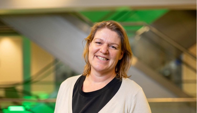 Portret Suzanne Nagtegaal in gesprek met studenten