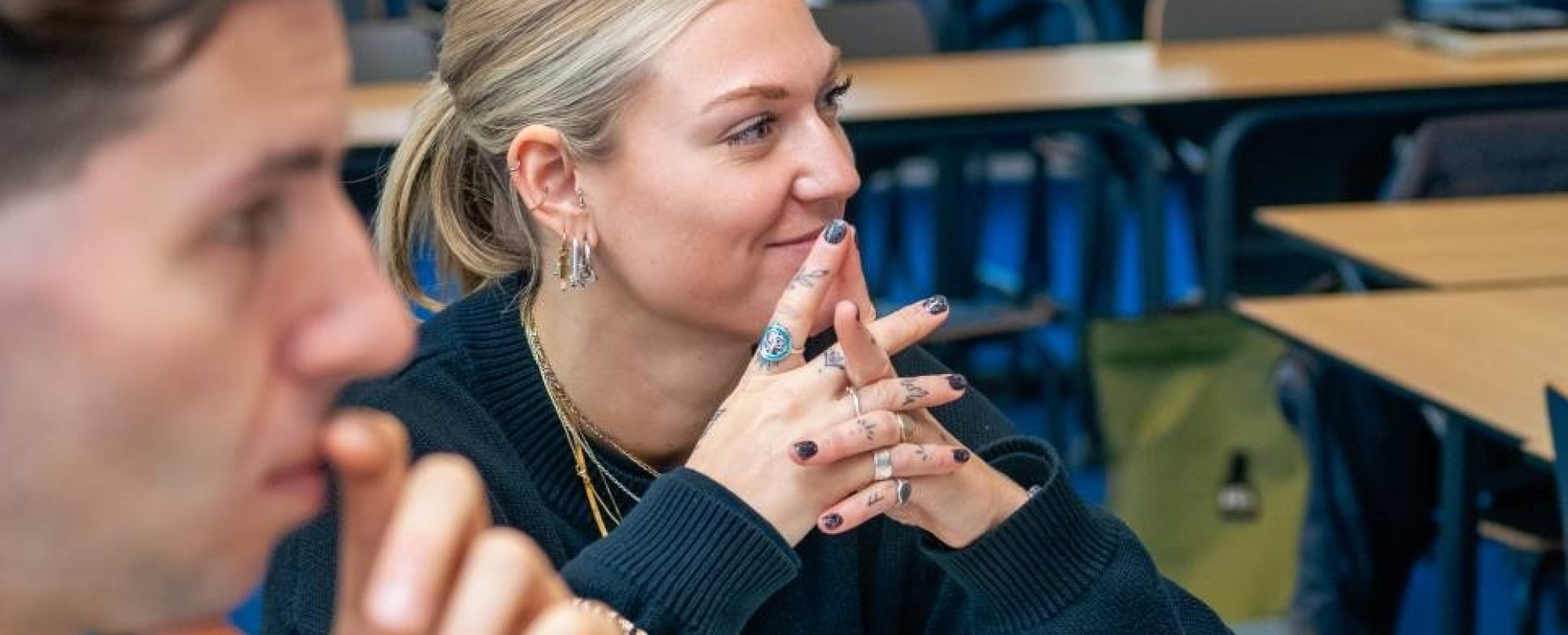 AMM LLO studenten Glenn en Isa tijdens les Social Work deeltijd