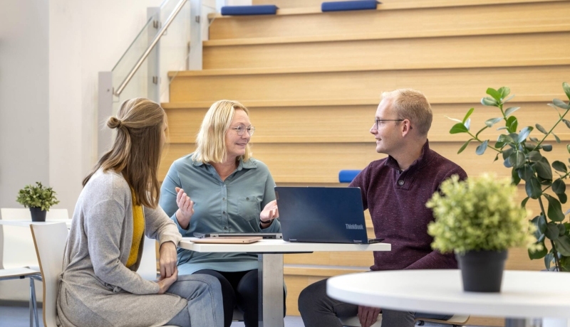 Studenten op de HAN Campus voor het onderwijsgebouw van HAN Engineering en Automotive