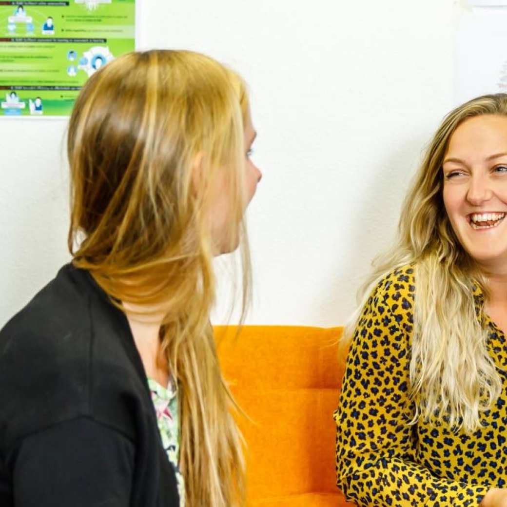 drie studenten van de master ontwerpen van eigentijds leren, lachen.