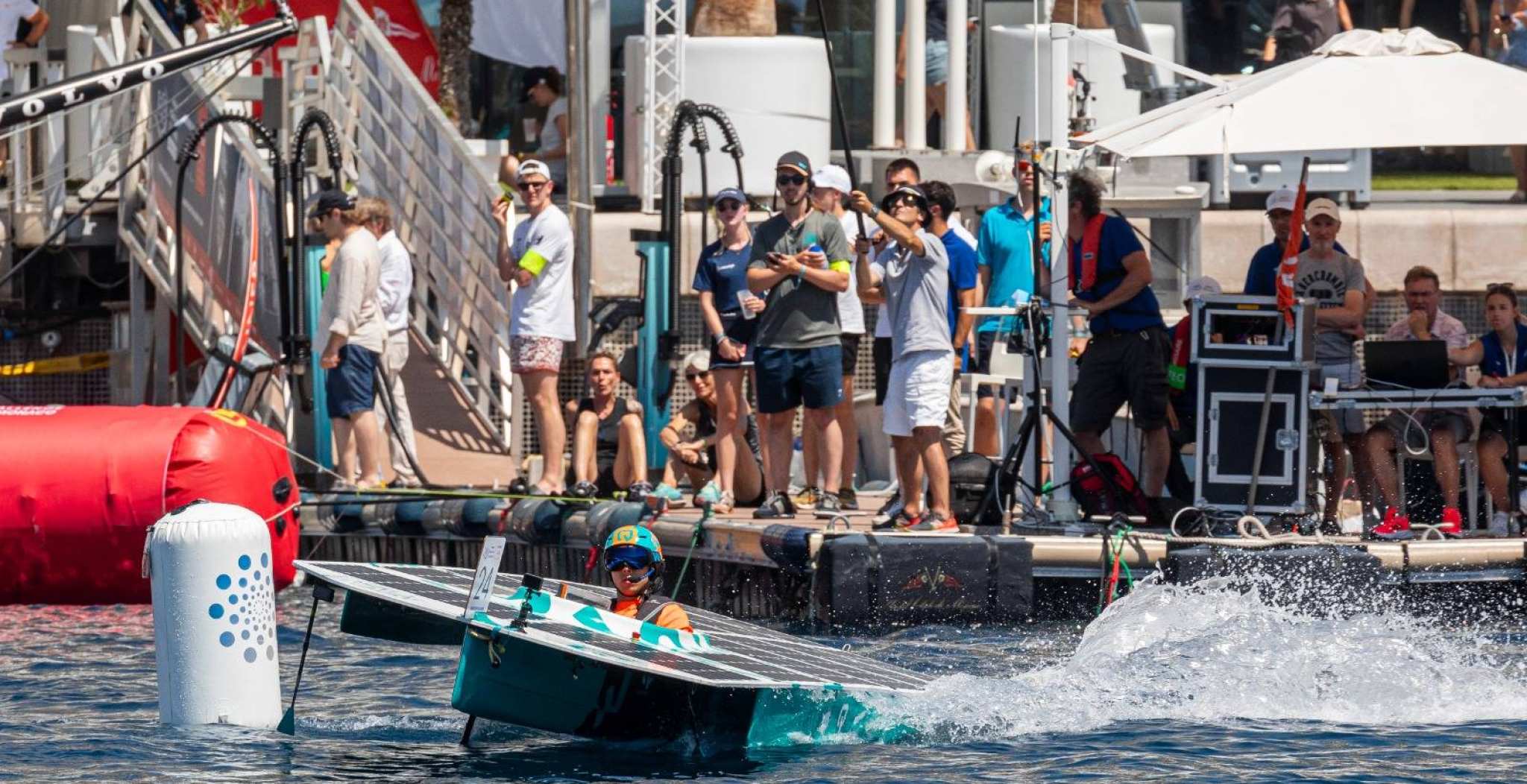 HAN solarboat met bestuurder. HAN Solarboat bij Energy Boat Challenge in MonacoSEECE, SEE, SEECE, Automotive