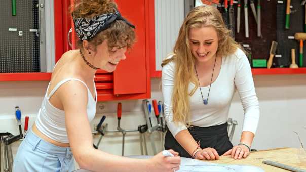 Twee studenten Vaktherapie aan het werk in een werklokaal
