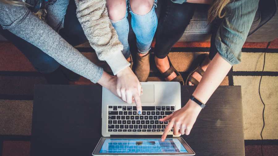 Verschillende handen aan de laptop