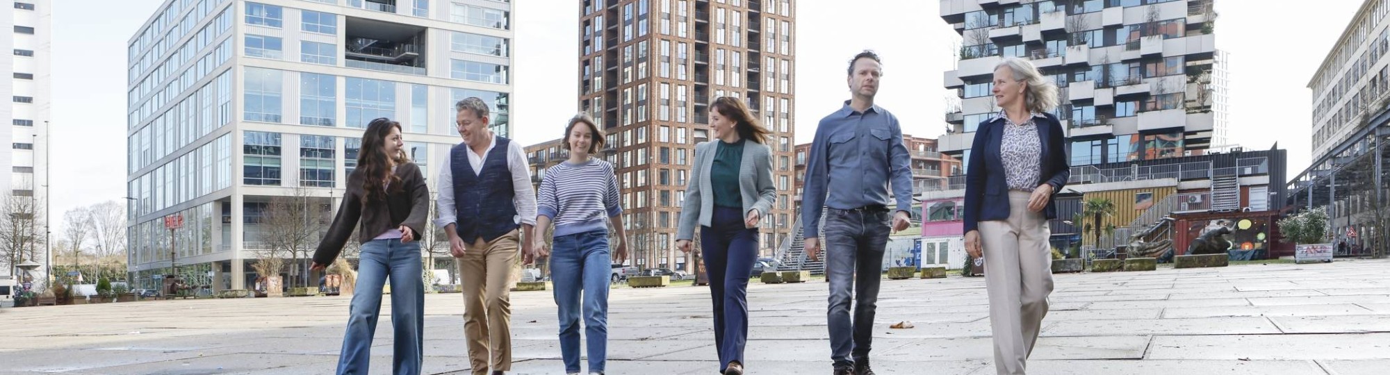 Studenten van de master Human Capital Innovatie buiten in gesprek tijdens de pauze. Urban setting.